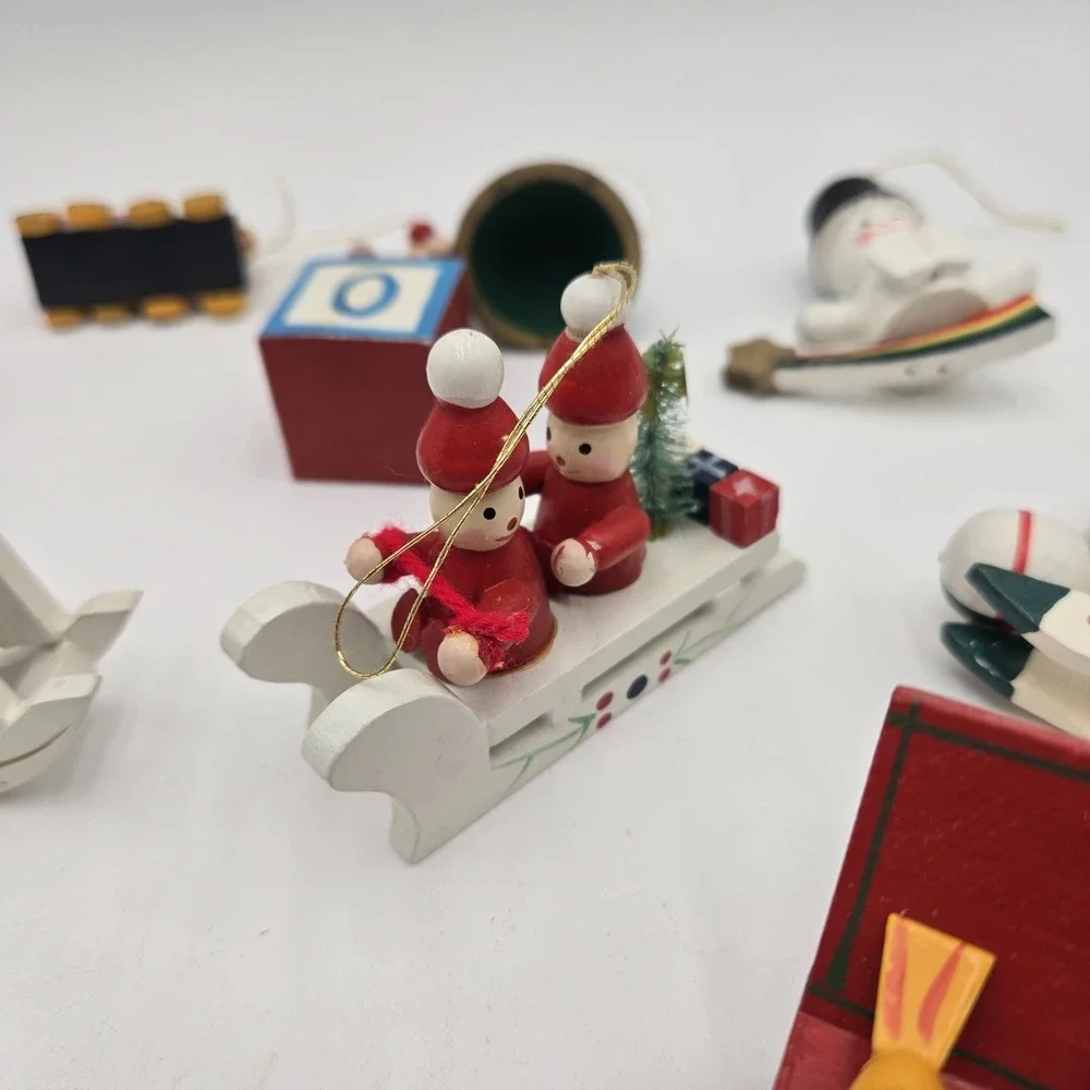 READ 12 Vtg Miniature Wooden Christmas‎ Tree Ornaments Hand-Painted